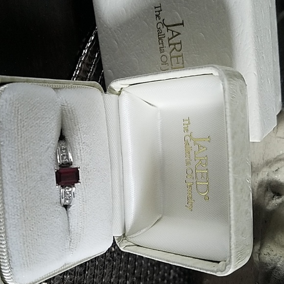 Garnet and Diamond Ring - Picture 1 of 4